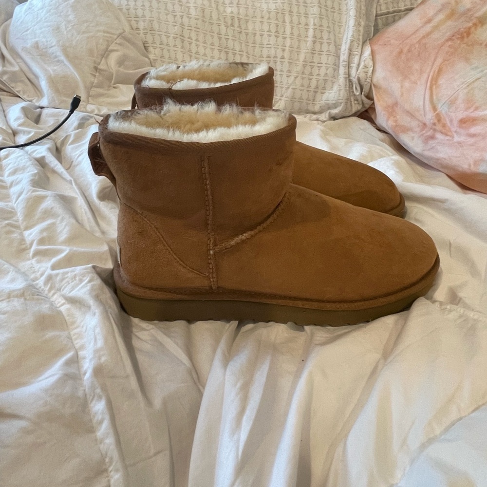Classic Mini II Uggs never worn